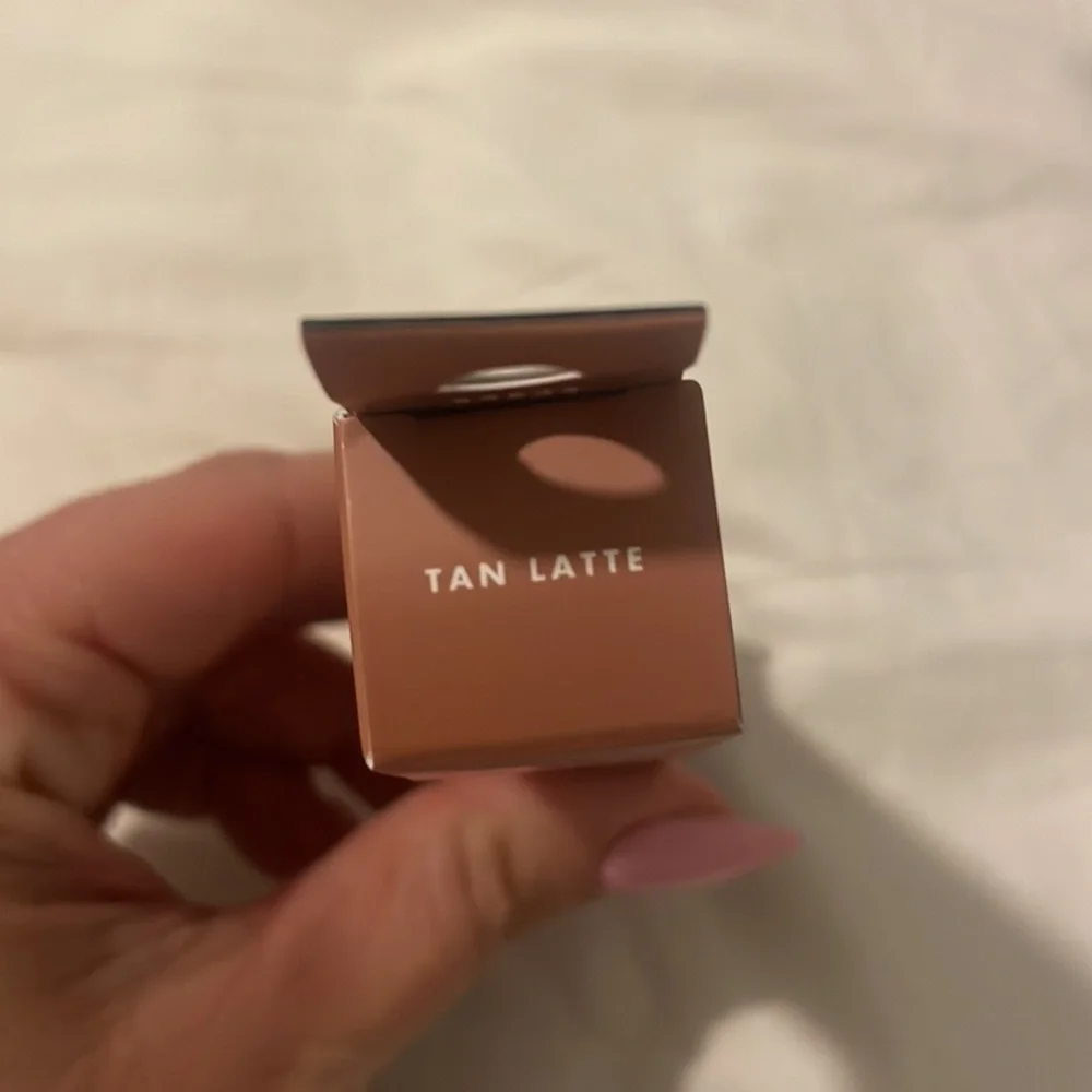 ‼️e.l.f hydrating camo concealer in Tan latte ‼️